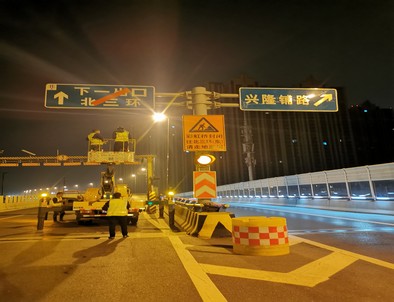 丹东郑州市北三环彩虹桥交通标志牌安装现场